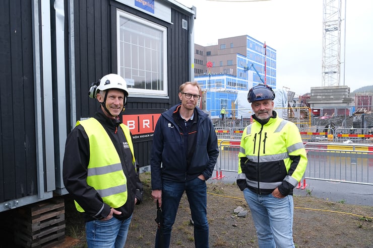 Foto: Fabian Mikaelsson, BRA Bygg Från vänster: Richard Lundström energisäljare Mölndal Energi, Magnus Jakobsson regionchef Wangeskog Hyrcenter och Kjell Bye KMA-ansvarig Bra Bygg. 