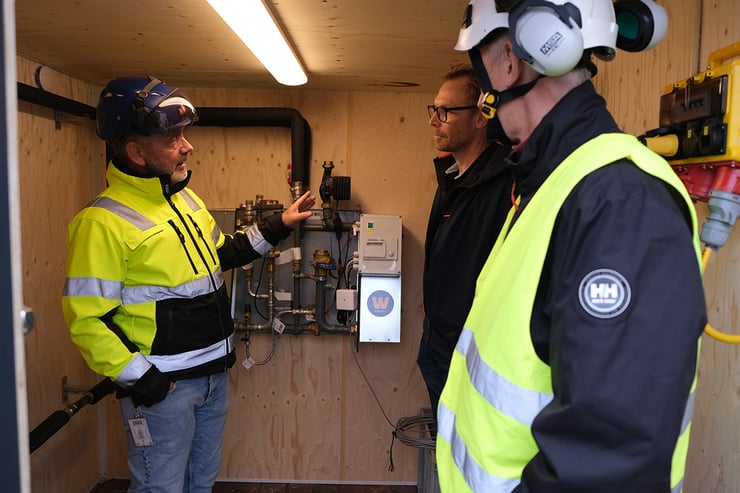 Från vänster: Kjell Bye KMA-ansvarig Bra Bygg, Magnus Jakobsson regionchef Wangeskog Hyrcenter och Richard Lundström energisäljare Mölndal Energi. Foto: Fabian Mikaelsson, BRA Bygg