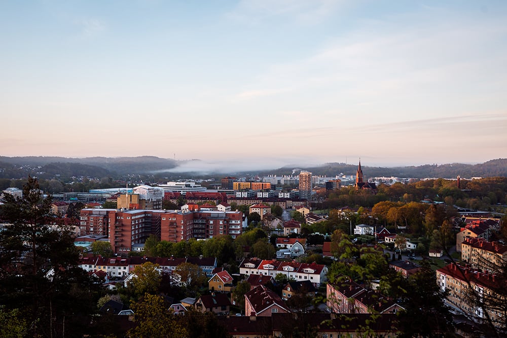 En bild över ett dimmigt Mölndal i gryning