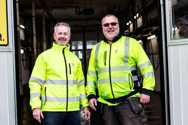 Bertil Eriksson och Thomas Sörensen utanför tvätthallen. Foto: Rickard Olausson, Skvader Media