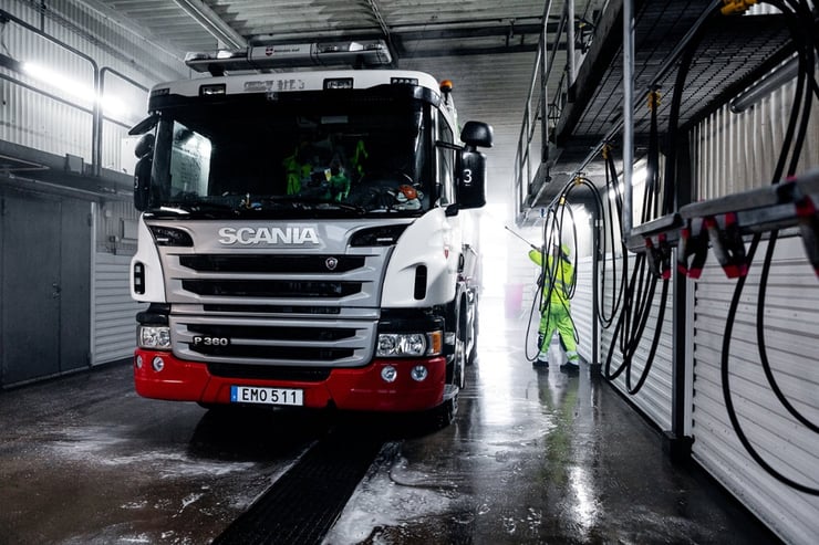 Bild på ett VA-fordon i tvätthallen. Tvätthallens vatten värms nu av fjärrvärme istället för en dieselbrännare. Foto: Rickard Olausson, Skvader Media