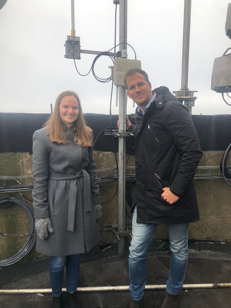 Annie och Alexander 100 meter upp i Riskullaverkets skorsten, där de satt upp Mölndal Energis nya gateway för radioteknik som kommer samla in mätvärden från olika typer av sensorer från hela staden.