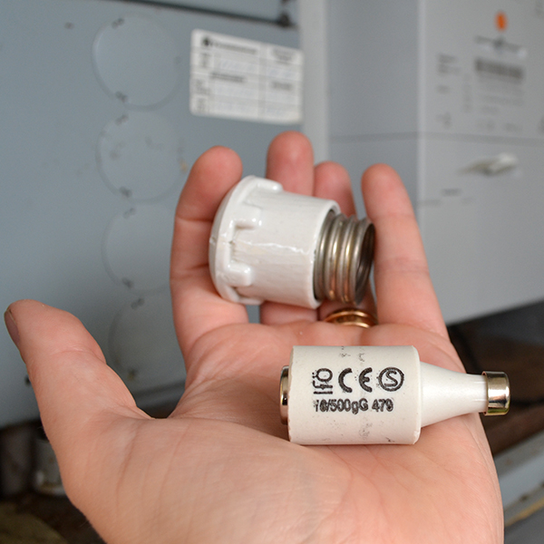 Byta Propp I Proppskap (Byta Propp, tecken överbelastning, behörig elektriker, berörda kretsen, elektriker Elinstallationer) Byta Propp I Proppskap
