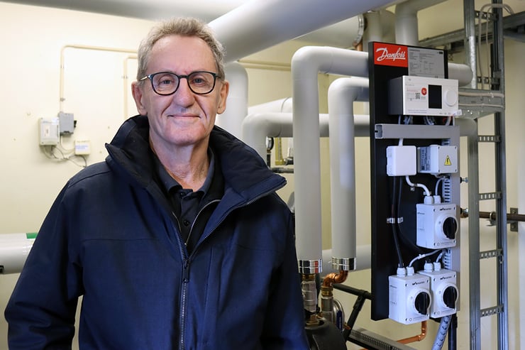 Göran Eriksson, fastighetsansvarig i brf Åbybergsparken framifrån, bakom honom finns deras nya fjärrvärmecentral