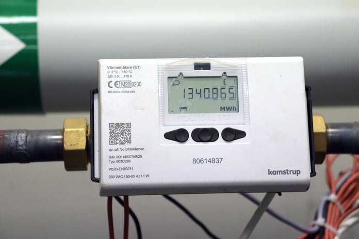 Närbild på en fjärrvärmemätare från Kamstrup