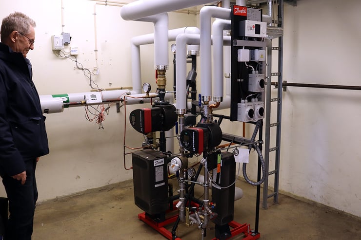 Göran står framför brf Åbybergsparkens ny fjärrvärmecentral