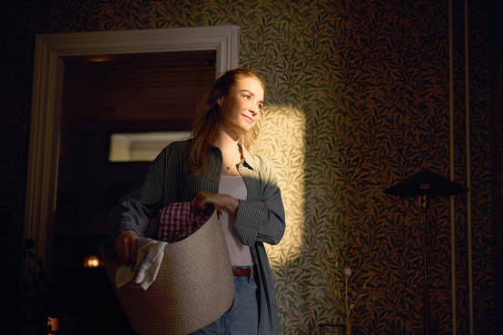 En kvinna som går med en tvättkorg